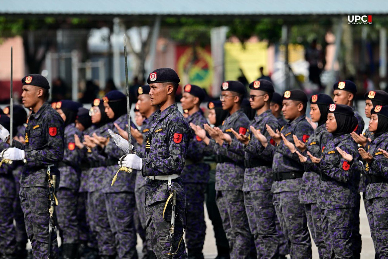 Leftenan Muda Kesatria sword formation