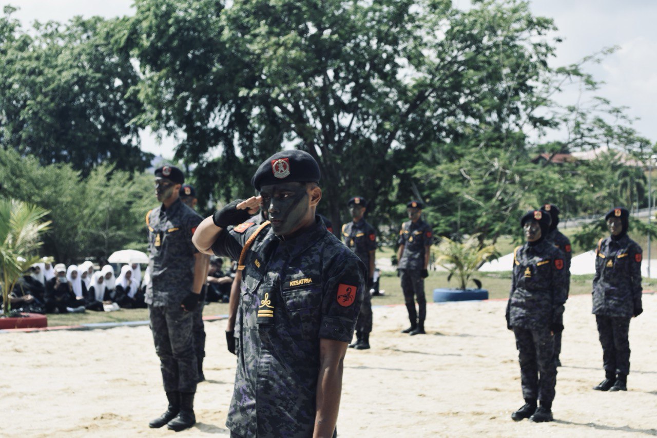 Majlis Perwakilan Komander Kesatria salute formation